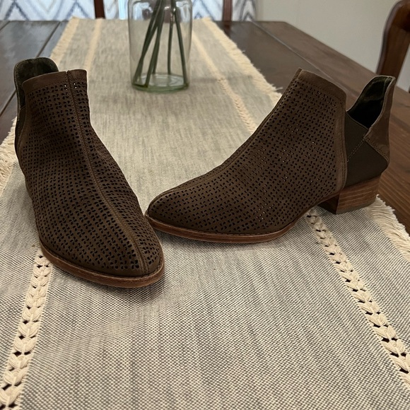 Vince Camuto Basic Ankle Bootie Womens  7 Taupe Leather Cutouts Boots - Picture 1 of 6